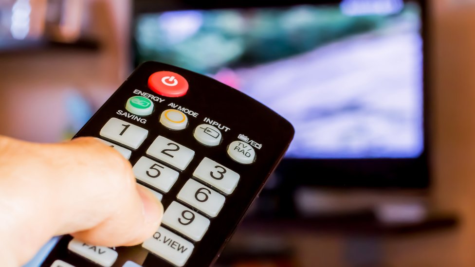 El curioso origen del control remoto del televisor (y cómo se transformó a lo largo del tiempo)