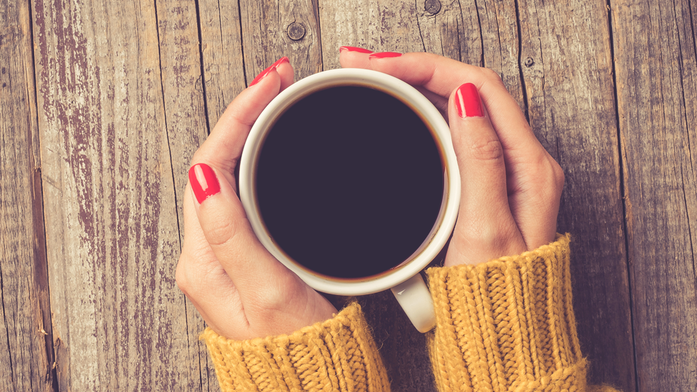 Los científicos latinoamericanos que lograron producir electricidad con desechos del café