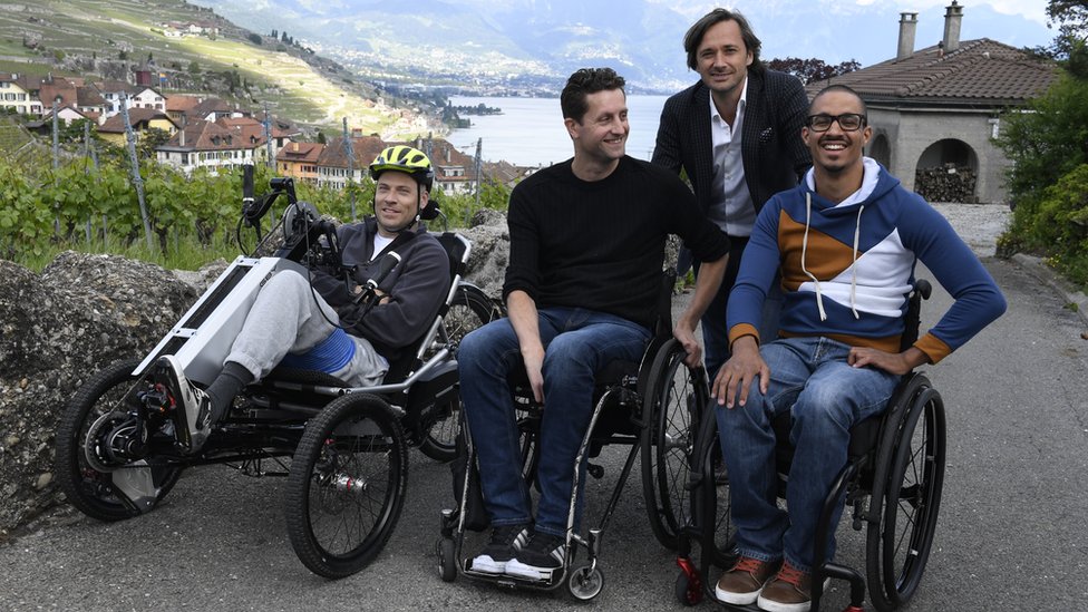 Los tres parapléjicos que consiguieron caminar gracias a un pequeño implante en la médula