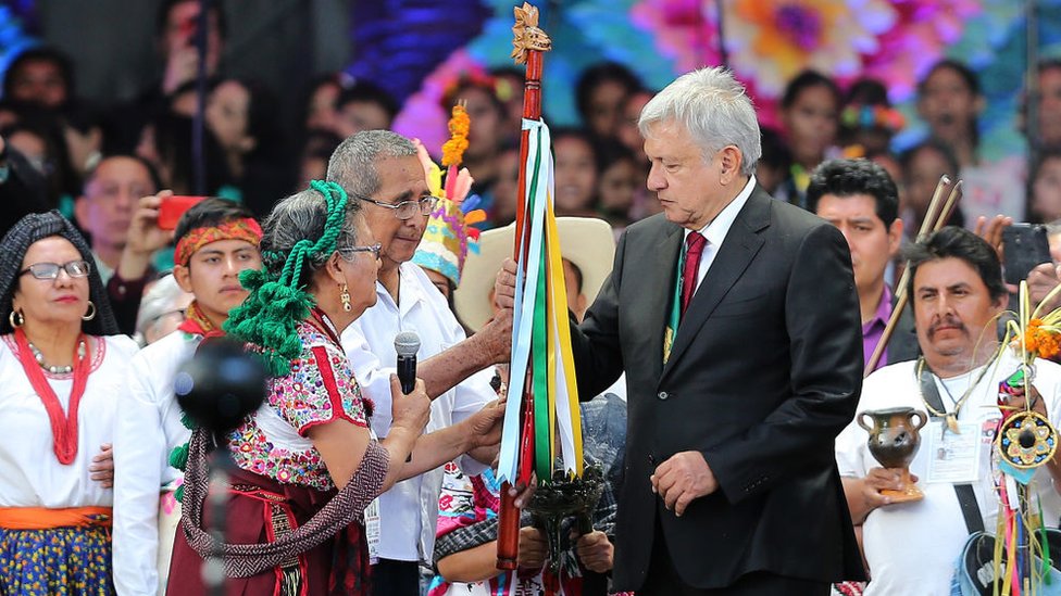 Toma de protesta de AMLO: qué significado tiene el Bastón de Mando que los pueblos indígenas le entregaron al nuevo presidente de México