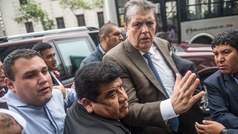 Ex presidente Alan García pidió subir a su habitación para llamar a sus abogados y luego se escuchó un disparo