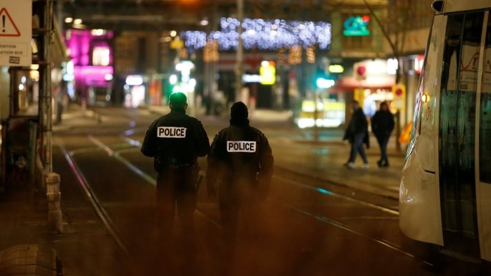 Tiroteo en Estrasburgo: al menos 3 muertos y 13 heridos en un ataque en un mercado navideño en el este de Francia cuyo autor sigue a la fuga
