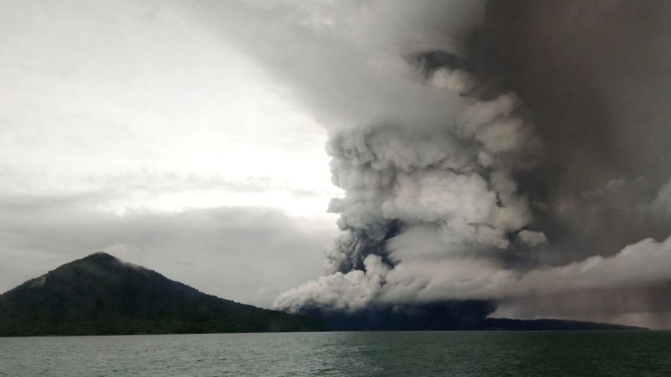 Volcán Anak Krakatoa: Indonesia eleva la alerta tras una serie de erupciones días después del tsunami