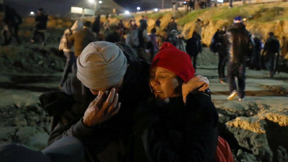 Caravana de migrantes: agentes lanzaron gases lacrimógenos en la frontera entre EE.UU. y México