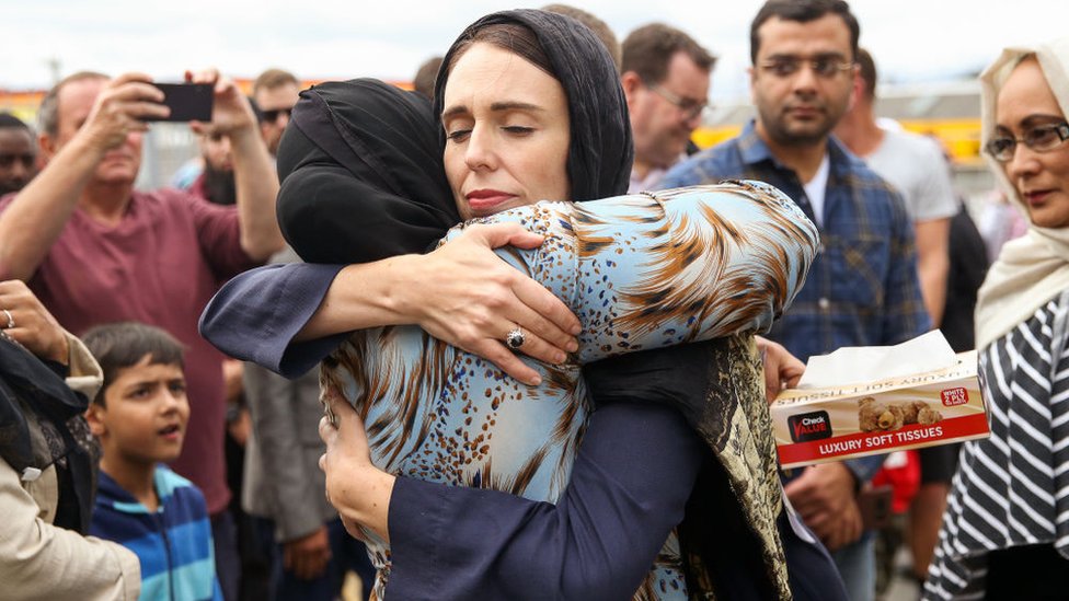 Tiroteo en Nueva Zelanda: Jacinda Ardern, la popular primera ministra celebrada por su liderazgo y compasión tras el ataque en Christchurch