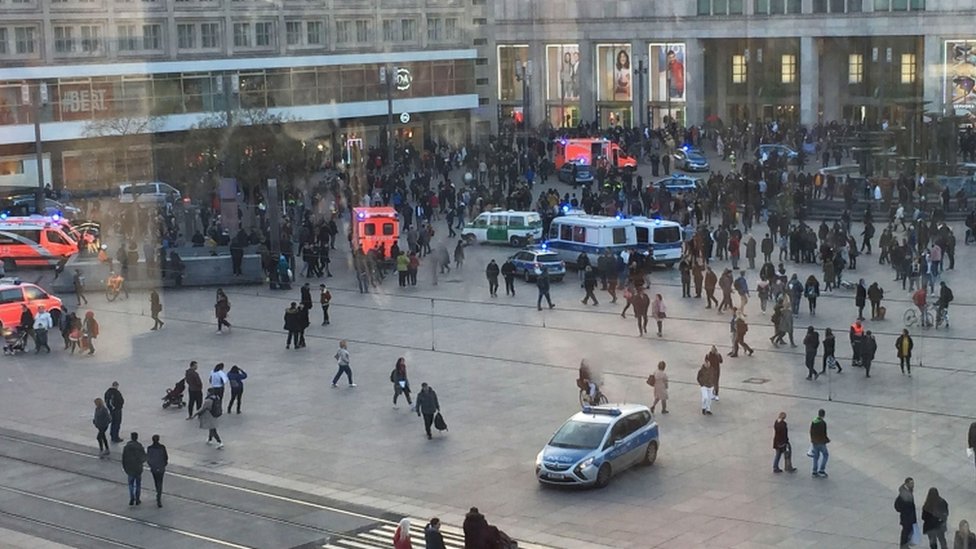 La rivalidad entre dos estrellas de YouTube que desencadenó en Berlín una batalla campal entre cientos de personas