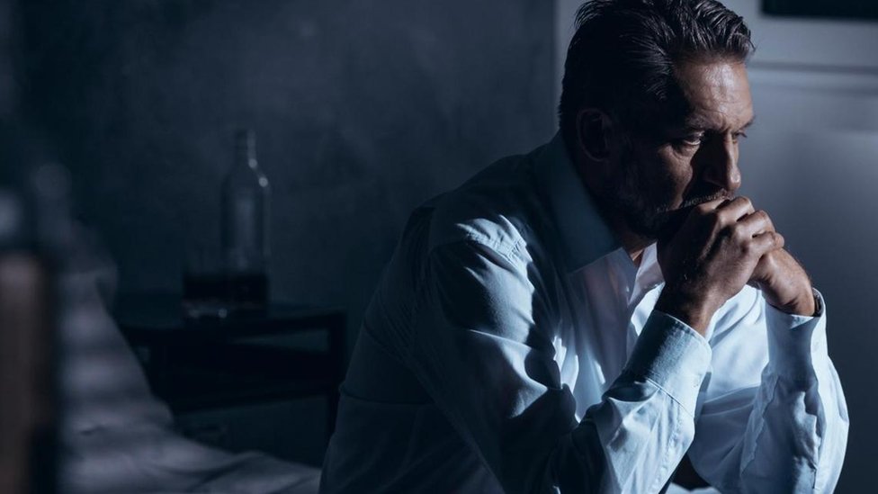 ¿Por qué hay más hombres víctimas de suicidio pero más mujeres que lo intentan?