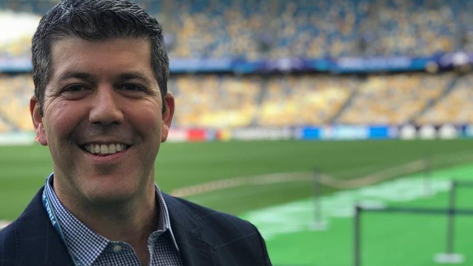 Fernando Palomo, el salvadoreño que se convirtió en la voz del fútbol latinoamericano y del videojuego FIFA