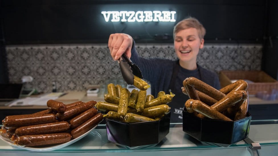 ¿Salchicha o tubo de vegetal? La polémica por cómo se debe llamar a la comida vegana