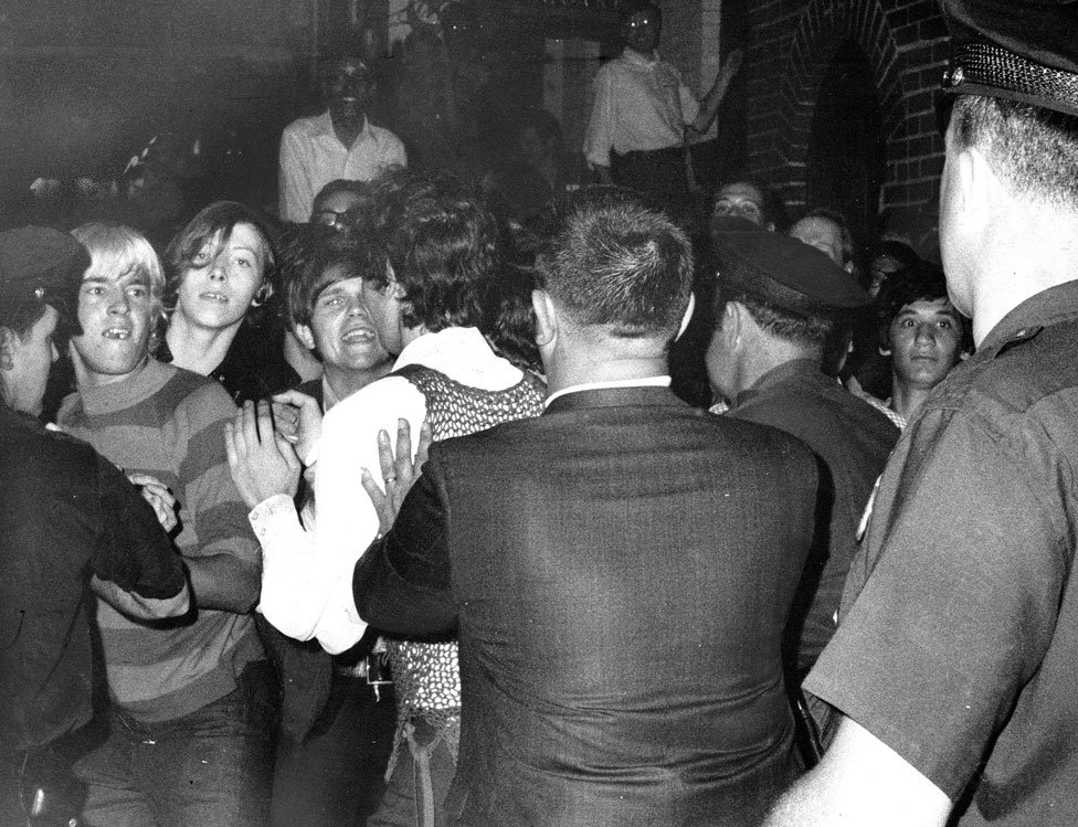 Stonewall, la histórica noche en que los gays se rebelaron en un bar de Nueva York y cambiaron millones de vidas