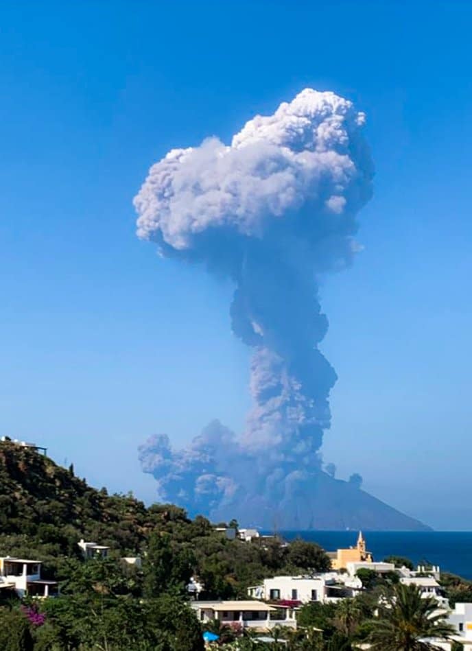 Erupción del Stromboli en Italia: la actividad del volcán deja al menos un muerto y desata el pánico entre los turistas