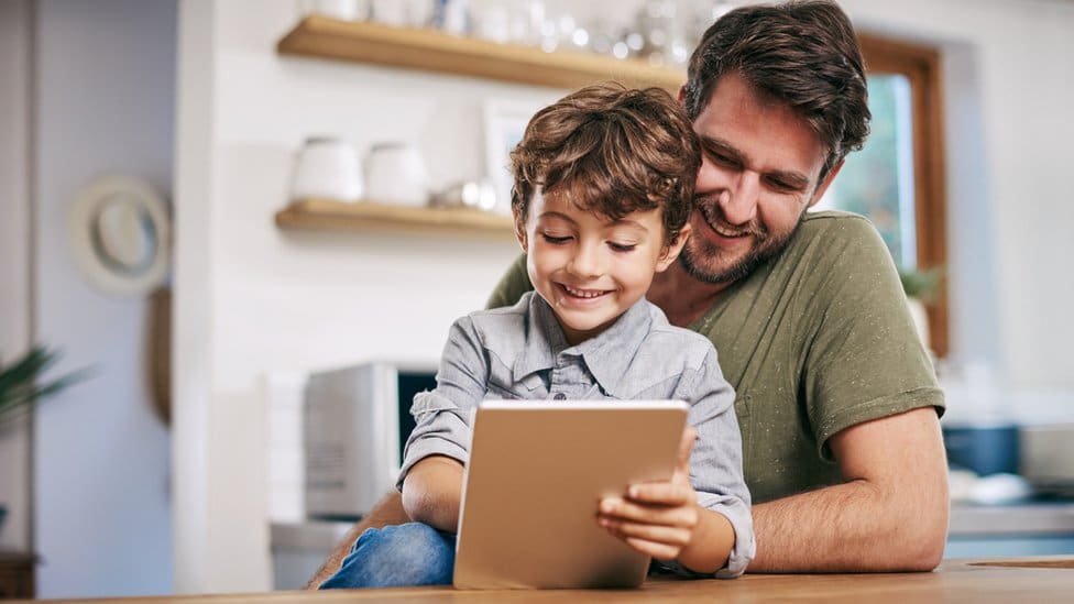 Cuánto dinero deben darles los padres a sus hijos (y cómo enseñarles a administrarlo)