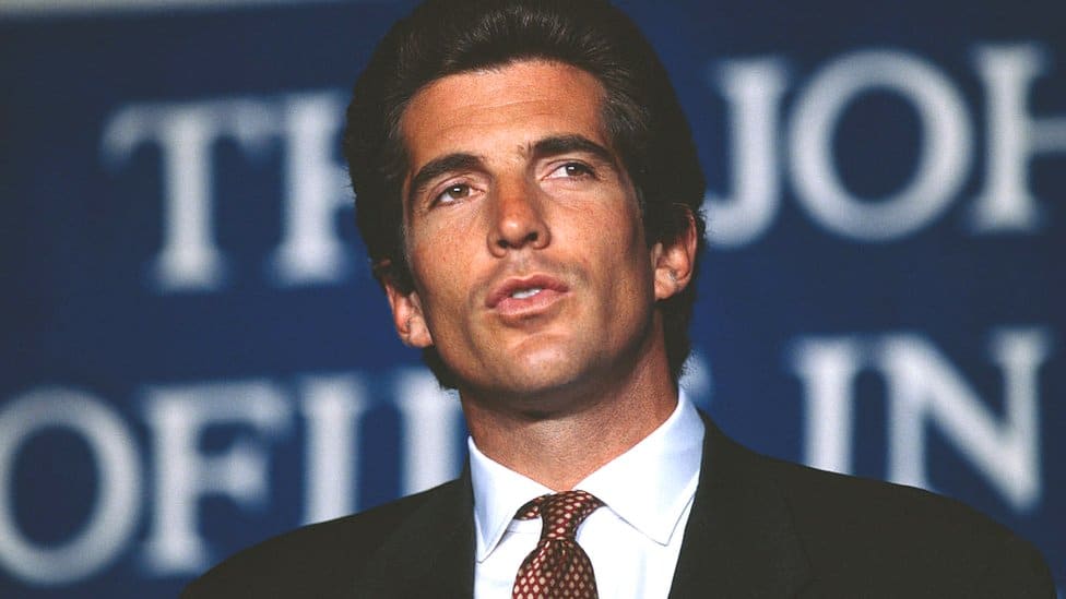 Muerte de John F. Kennedy Jr.: qué es la “desorientación espacial”, el fenómeno al que atribuyen el accidente en el que falleció el hijo del expresidente de EE.UU.
