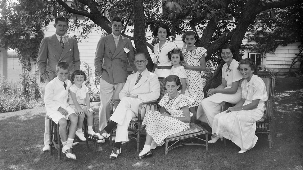 La maldición de los Kennedy: la muerte de John Jr. y otras 6 tragedias que marcaron a una de las familias más poderosas de Estados Unidos