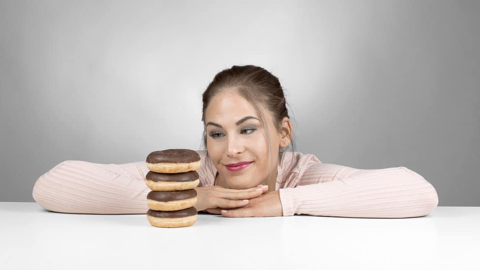 Qué hay detrás de la necesidad de comer chocolate, pizza y otros antojos que sienten muchas mujeres antes de la menstruación