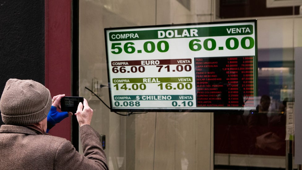 PASO: el dólar se dispara en Argentina tras las elecciones primarias en las que arrasó el kirchnerismo