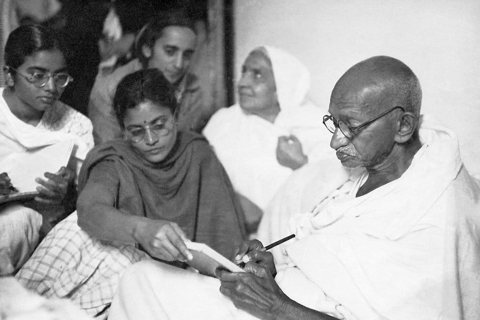 Gandhi: la historia de Manu, la adolescente en cuyos brazos murió el histórico líder indio