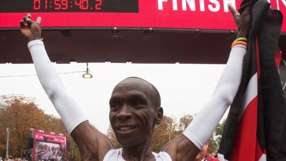Eliud Kipchoge: por qué la increíble marca de menos de dos horas en una maratón del corredor no será reconocida de forma oficial