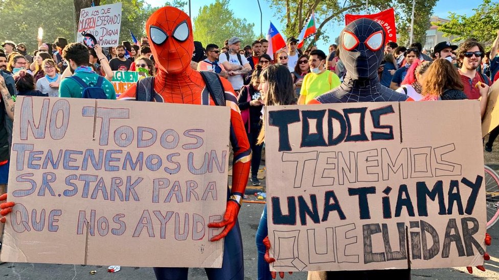Protestas en Chile: los ingeniosos carteles que protagonizaron la protesta pacífica frente a los incidentes de violencia