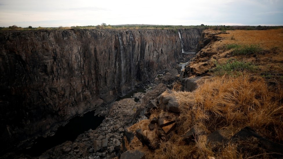 Por qué casi no corre el agua por las icónicas cataratas Victoria, una de las maravillas naturales del planeta