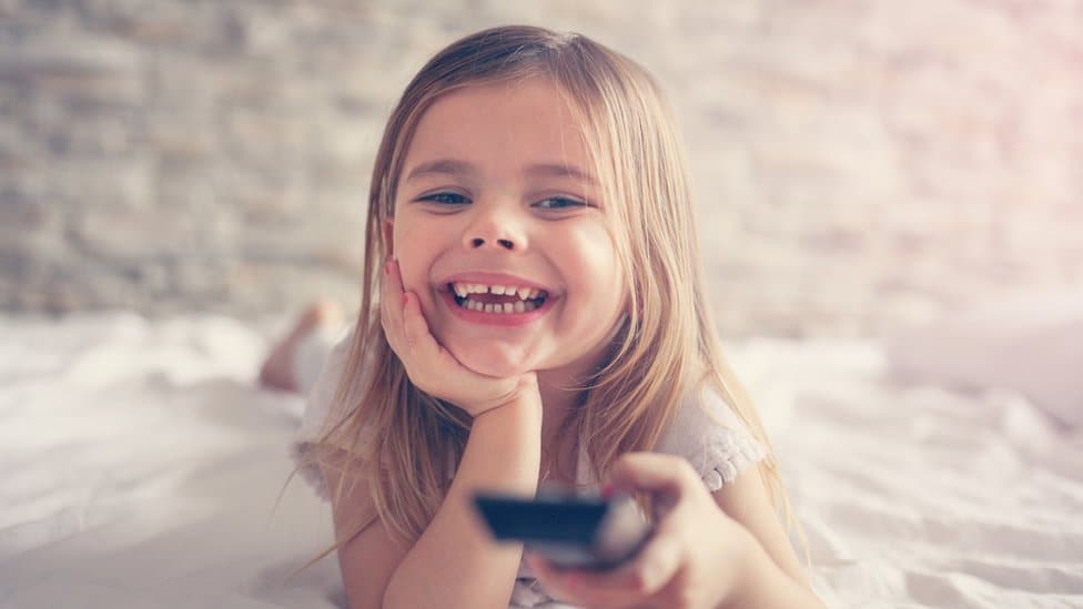 Los secretos de los programas de TV infantiles para fascinar a los niños (y qué dicen sobre el desarrollo de nuestro cerebro)