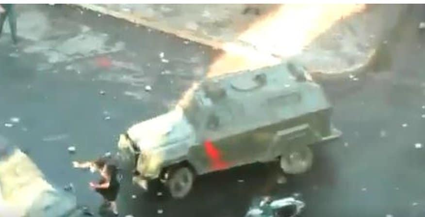 Protestas en Chile: el brutal atropello a un joven de 20 años por un carro blindado de la policía que genera indignación en el país suramericano