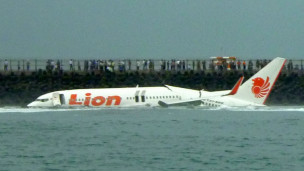 Avión cae al mar y todos sobreviven