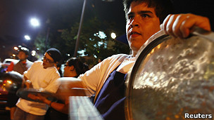 Crisis, cacerolas, música y cohetes en Venezuela