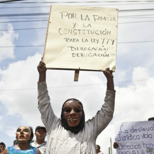 Hombres y mujeres enfrentados en Nicaragua por una ley
