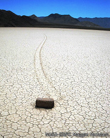 El misterio de las rocas viajeras del Valle de la Muerte