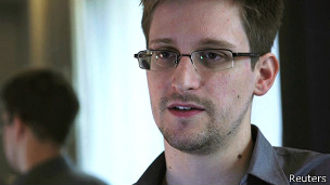 Autorizan a Edward Snowden salir del aeropuerto de Moscú
