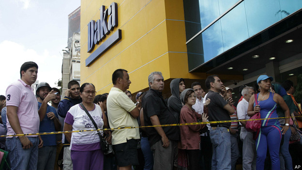 Venezuela: compradores se arremolinan en tiendas incautadas por el gobierno