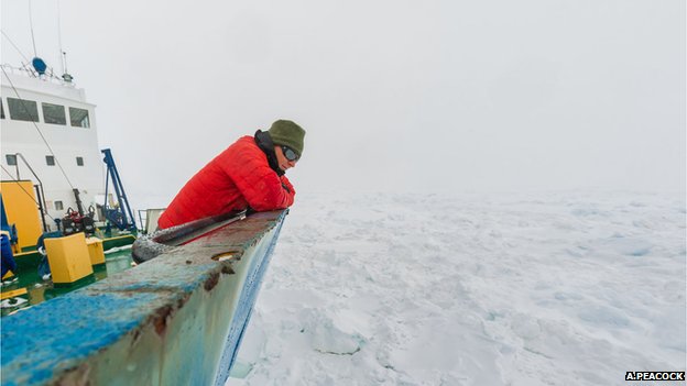 Buque ruso atrapado en el hielo antártico espera rescate