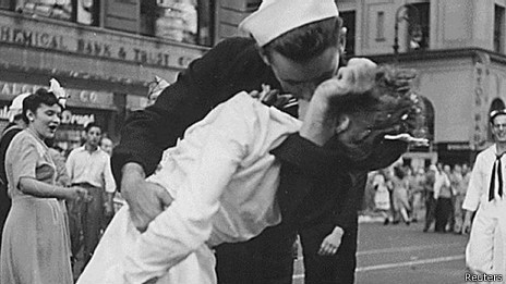Muere el marinero de la icónica foto del beso del fin de la II Guerra Mundial