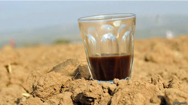 ¿Realmente la cafeína deshidrata?