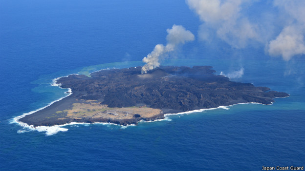 Una isla volcánica devora a su vecina en el Pacífico