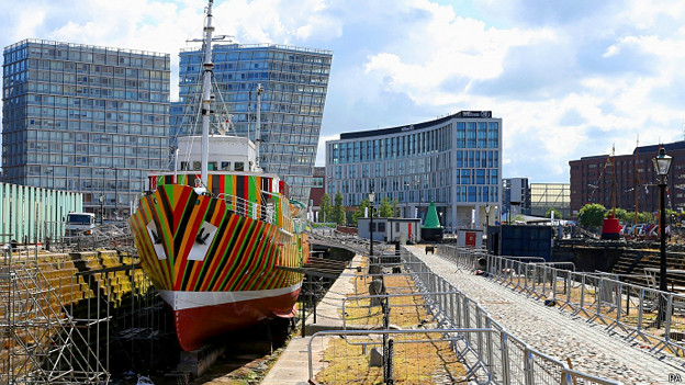 El artista Carlos Cruz-Diez transforma barco de guerra en colorido monumento para Liverpool