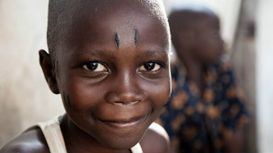 ¿De donde viene la tradición africana de marcar los rostros de los niños?