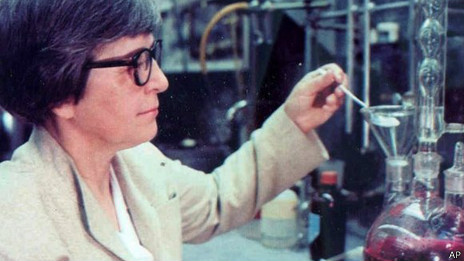 Murió la inventora del material que se usa en chalecos antibalas