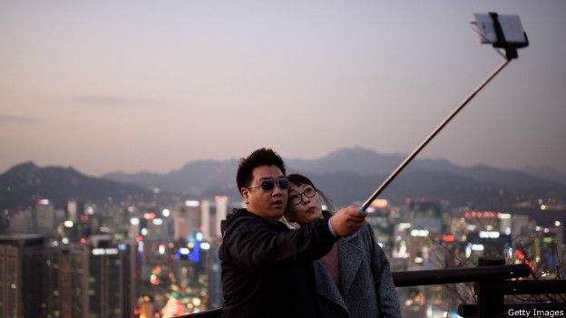 Disney confirma prohibición en todos sus parques los “palos para selfies”