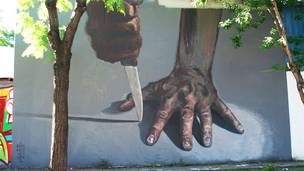 Las poderosas imágenes de JAZ, el grafitero que llena de ironía los muros