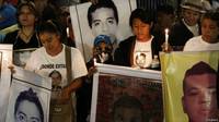 México: padres de 43 estudiantes desaparecidos piden justicia ante residencia presidencial