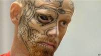 La peligrosa moda de los tatuajes en los ojos