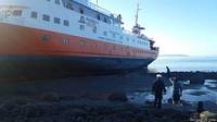 Chile: rescatan 120 personas de barco varado