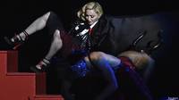 Madonna se cae en los Brit Awards