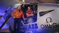 Avión solar que da la vuelta al mundo completa primera escala