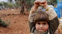 La verdad sobre la imagen viral de la niña refugiada que se rindió