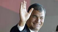 Presidente de Ecuador indulta a policía condenado por tratar de agredirlo en 2010