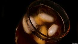 El hombre que enfermó por beber demasiado té helado
