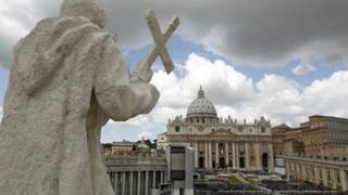 "Traición al Papa": el Vaticano arresta a sacerdote español y mujer italiana por "filtrar documentos"